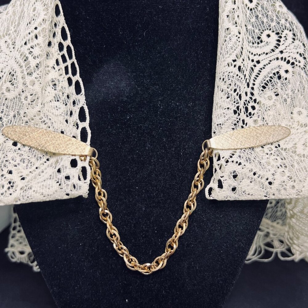 Vintage Textured Gold Tone Sweater Clips With Rope Chain (5332)